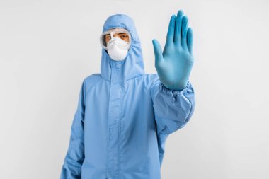 Koronavirüs, maske, gözlük ve eldivenlere karşı koruyucu kıyafet giyen doktor, 