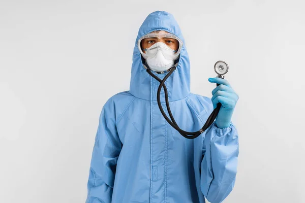 Arzt Blauem Schutzanzug Maske Brille Und Handschuhen Hält Ein Stethoskop — Stockfoto
