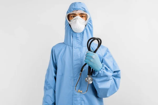 Médico Con Traje Azul Protector Máscara Gafas Guantes Sostiene Estetoscopio — Foto de Stock