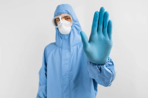 Arzt Schutzanzug Maske Brille Und Handschuhen Zeigt Stop Geste Stopp — Stockfoto