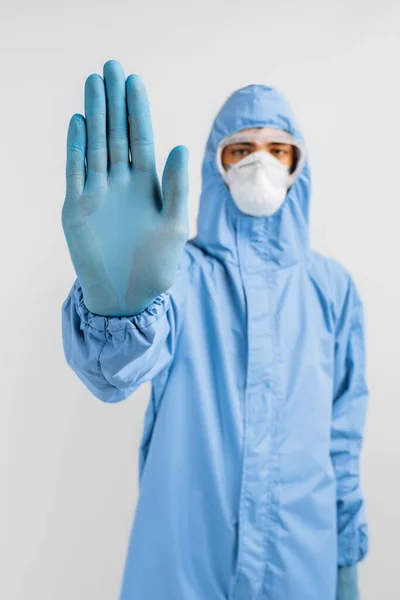 Arzt Schutzanzug Gegen Coronavirus Maske Brille Und Handschuhe Zeigt Stop — Stockfoto