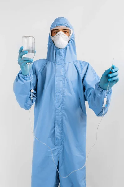 Arzt Medizinischem Schutzanzug Maske Brille Und Handschuhen Bereitet Einen Tropfer — Stockfoto