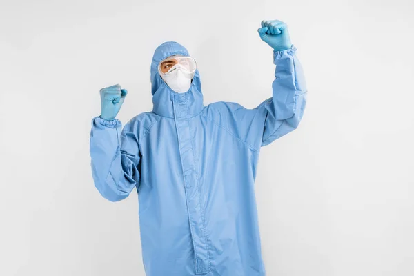 Arzt Schutzanzug Gegen Covid Mit Brille Maske Und Handschuhen Zeigt — Stockfoto