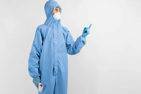 Männlicher Arzt Mit Schutzanzug Zum Schutz Vor Coronavirus Brille Maske — Stockfoto