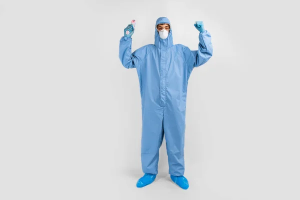 Ein Arzt Schutzanzug Gegen Covid Mit Brille Maske Und Handschuhen — Stockfoto