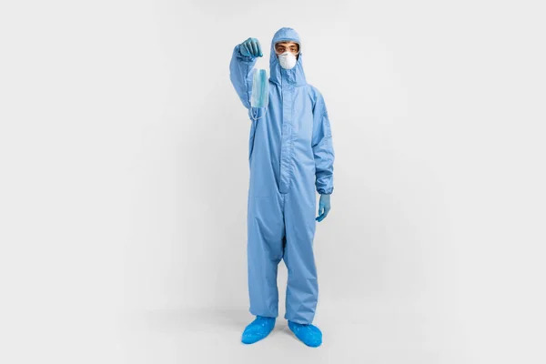 Mężczyzna Lekarz Ubrany Kombinezon Ochronny Przed Koronawirusem Noszący Maskę Medyczną — Zdjęcie stockowe