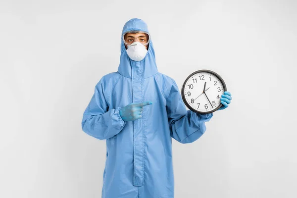 Médico Traje Protección Gafas Máscara Guantes Puntos Observar Contra Fondo — Foto de Stock