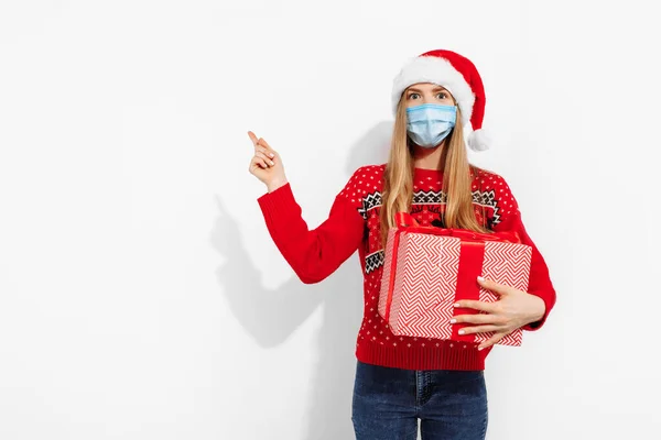 Lachende Aantrekkelijke Jonge Vrouw Met Kerstmis Kerstman Hoed Medisch Beschermend — Stockfoto