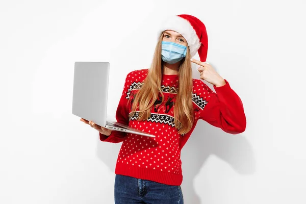 Feliz Joven Santa Mujer Suéter Navidad Con Una Máscara Protectora — Foto de Stock