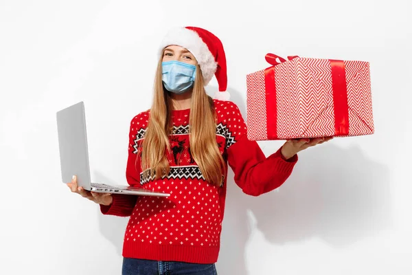 Feliz Chica Atractiva Con Sombrero Navidad Santa Claus Máscara Médica — Foto de Stock