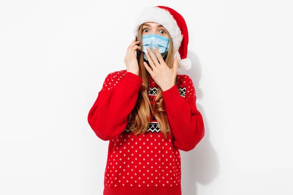 Verrast Geschokte Kerstvrouw Met Een Kerstman Hoed Een Medisch Masker — Stockfoto