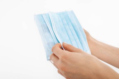 Doktor maskesi ve korona virüs koruması beyazda izole edildi