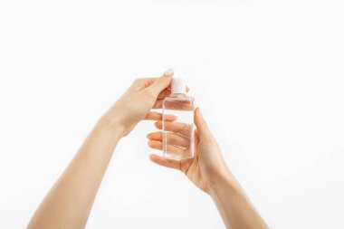 Beyaz izole edilmiş arka planda antibakteriyel jel ile dolu bir şişe.