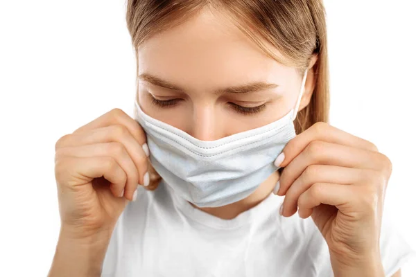 Young Woman Using Medical Protective Mask Protect Health Prevent Influenza — Stockfoto