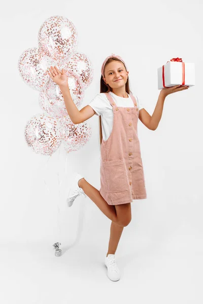 Adorable Niña Emocionada Con Globos Regalo Sobre Fondo Blanco Aislado — Foto de Stock