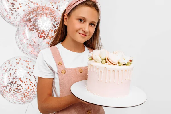 Hermosa Niña Feliz Sosteniendo Hermoso Pastel Cumpleaños Grande Celebración Cumpleaños — Foto de Stock