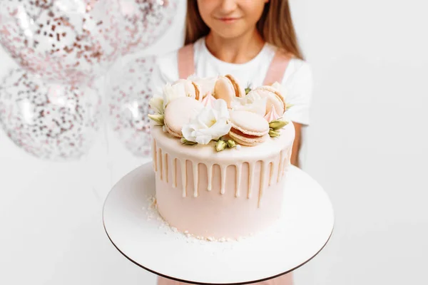 Boldog Kislány Kezében Egy Gyönyörű Nagy Születésnapi Torta Születésnapi Ünneplés — Stock Fotó