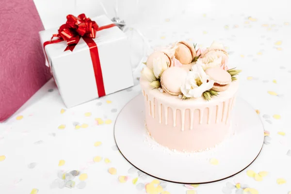 Fehér Gyönyörű Torta Díszített Virágok Dobozok Ajándékokkal Születésnapra Fehér Elszigetelt — Stock Fotó