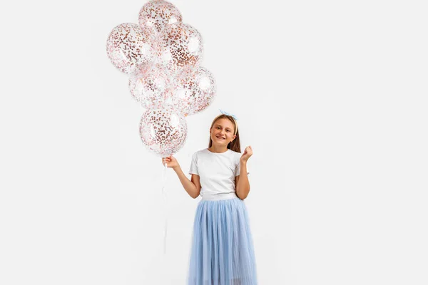 Şok Olmuş Mutlu Küçük Kız Balonlarla Eğleniyor Izole Edilmiş Beyaz — Stok fotoğraf