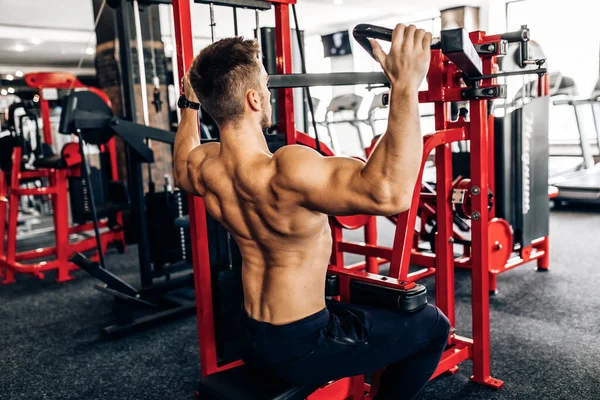 年轻英俊的肌肉男 赤身裸体 在健身房锻炼 做胸部和手臂运动 乳腺锻炼 — 图库照片