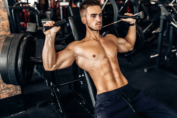 Bonito Jovem Musculoso Sem Camisa Exercitando Ginásio Fazendo Exercícios Peito — Fotografia de Stock