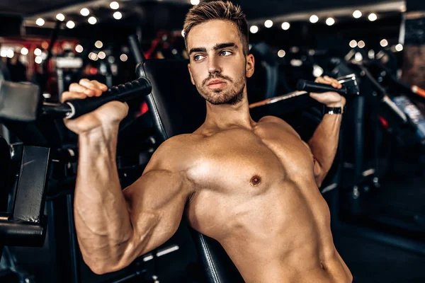 Hombre Joven Musculoso Guapo Sin Camisa Ejercitándose Gimnasio Haciendo Ejercicios —  Fotos de Stock