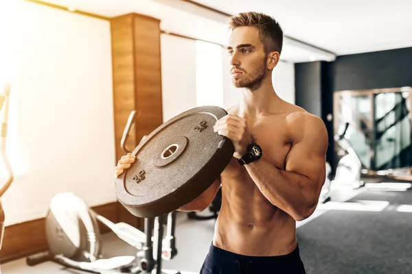 Bello Sportivo Muscoloso Senza Maglietta Culturista Esercizi Con Manubri Palestra — Foto Stock