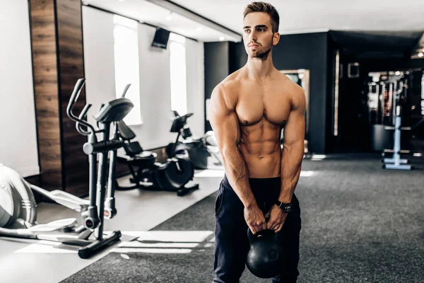 Fit Muskulöser Junger Mann Konzentriert Sich Beim Training Fitnessstudio Auf — Stockfoto