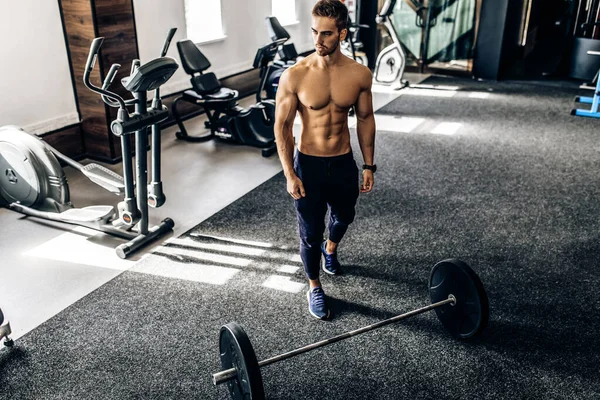 Genç Kaslı Bir Adam Spor Salonunda Halterle Çalışıyor Tişörtsüz Atletik — Stok fotoğraf