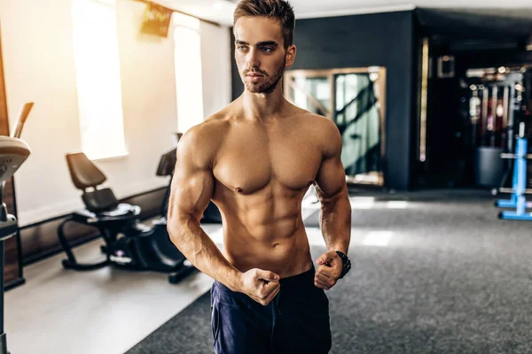 Beau Musclé Fitness Homme Torse Dans Salle Gym — Photo