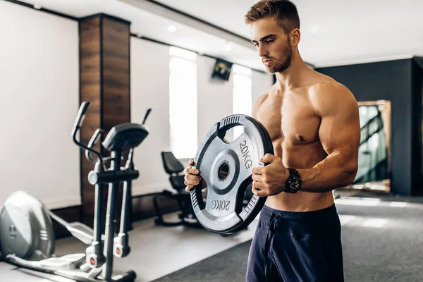 Muskelloser Junger Mann Stemmt Gewichte Beim Training Mit Kurzhanteln Fitnessstudio — Stockfoto