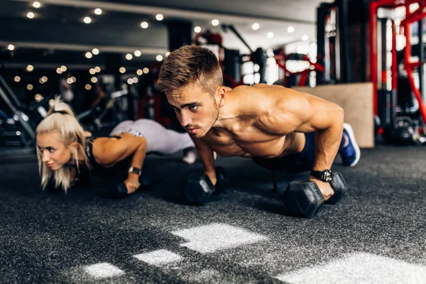 Atrakcyjni Sportowcy Mężczyzna Kobieta Ćwiczący Hantlami Siłowni — Zdjęcie stockowe