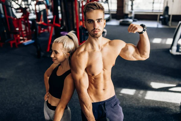 Attraktives Sportliches Junges Paar Frau Und Muskulöser Mann Sportbekleidung Fitnessstudio — Stockfoto