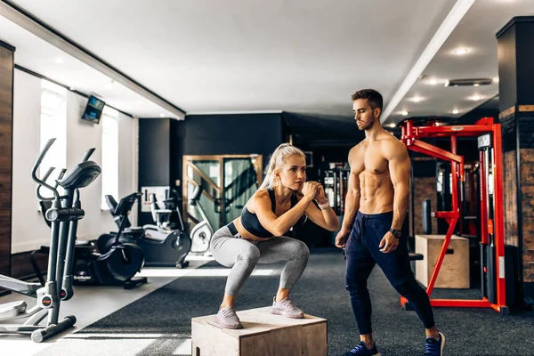 Silna Młoda Kobieta Skacząca Fit Box Ćwicząca Boksem Siłowni Trenerem — Zdjęcie stockowe