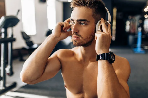 Muscular Jovem Homem Fitness Sem Camisa Relaxante Após Treino Ouvir — Fotografia de Stock