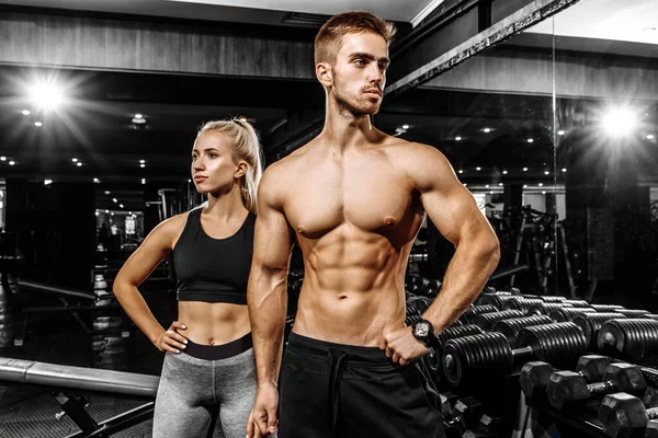 Sportliches Junges Paar Mann Und Frau Sportbekleidung Fitnessstudio — Stockfoto