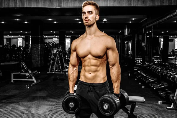 Hombre Musculoso Ejercitándose Gimnasio Haciendo Ejercicios Tríceps Hombre Fuerte Desnudo —  Fotos de Stock