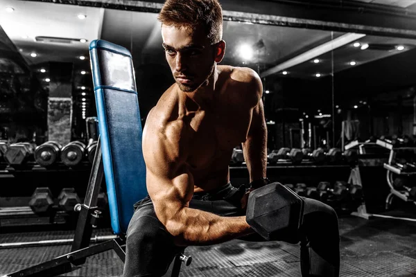 Junger Muskulöser Mann Mit Nacktem Oberkörper Trainiert Mit Kettlebells Fitnessstudio — Stockfoto