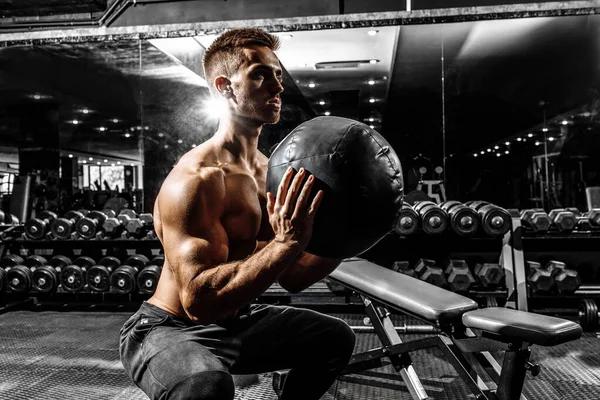 Sportlicher Mann Beim Kniebeugen Ballbesitz Muskulöser Mann Beim Medizinballtraining Fitnessstudio — Stockfoto