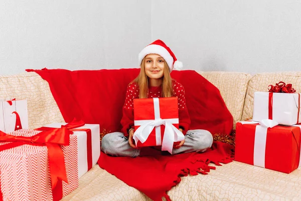 Menina Feliz Vestindo Chapéu Papai Noel Com Presente Natal Sentado — Fotografia de Stock