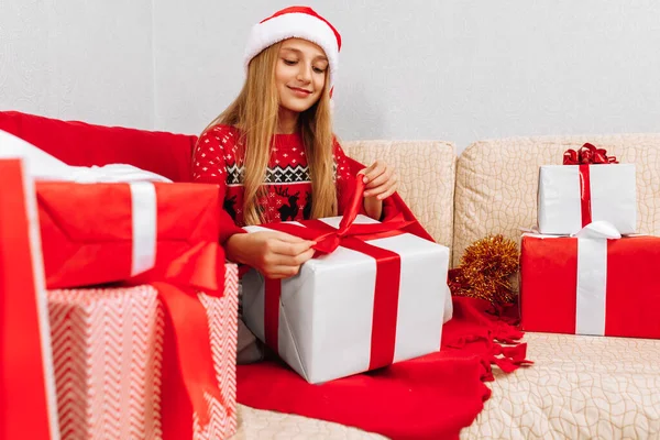 Criança Sorridente Feliz Vestindo Chapéu Papai Noel Abrindo Presente Natal — Fotografia de Stock