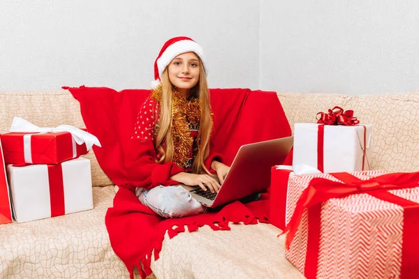 Little Girl Christmas Santa Claus Hat Sitting Sofa Home Laptop — Stock Photo, Image
