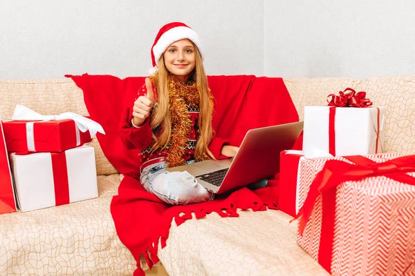 Pequena Menina Feliz Natal Chapéu Papai Noel Sentado Sofá Casa — Fotografia de Stock