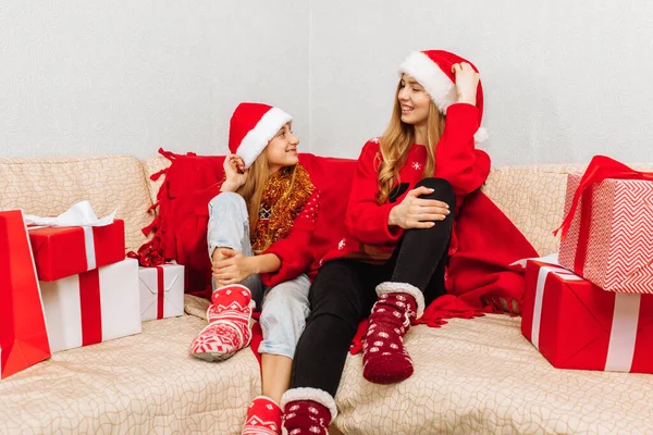 Família Natal Mãe Feliz Filha Pequena Chapéus Papai Noel Passar — Fotografia de Stock