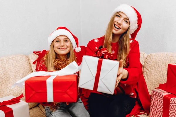 Família Feliz Bela Mãe Sua Filhinha Chapéus Papai Noel Estão — Fotografia de Stock