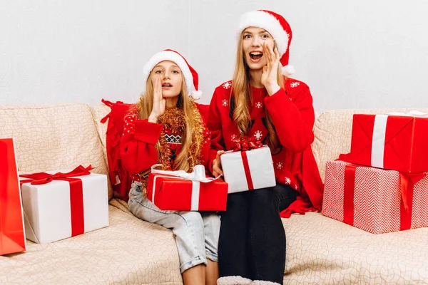 Família Feliz Bela Mãe Sua Filhinha Chapéus Papai Noel Estão — Fotografia de Stock