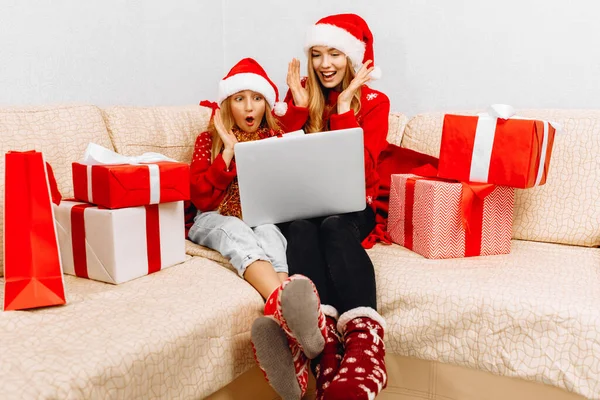 Família Feliz Mãe Filha Passam Videochamada Natal Com Sua Família — Fotografia de Stock