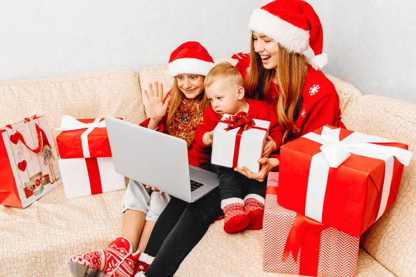 Família Natal Uma Mãe Duas Crianças Pequenas Chapéus Papai Noel — Fotografia de Stock