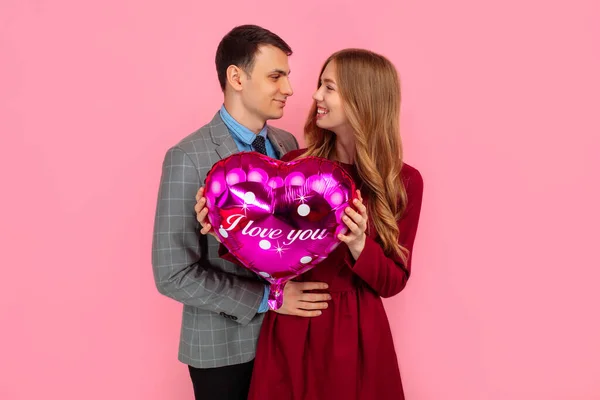 Happy Young Couple Heart Shaped Balloons Isolated Pink Background Valentine — Stock Photo, Image