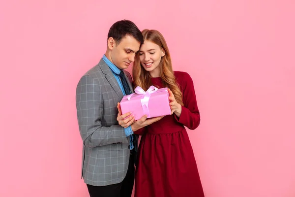 Walentynki Uroczystości Szczęśliwa Młoda Para Mężczyzna Kobieta Pudełka Odizolowanym Różowym — Zdjęcie stockowe
